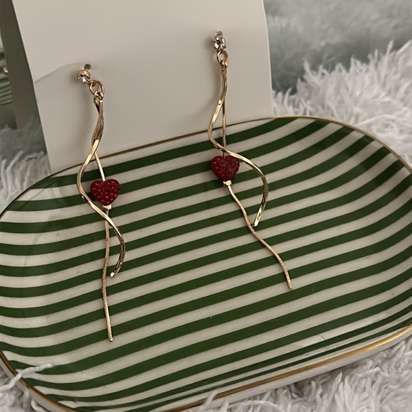 💎BOGO FREE💎 Cute gold heart dangle earrings - Picture 2 of 3